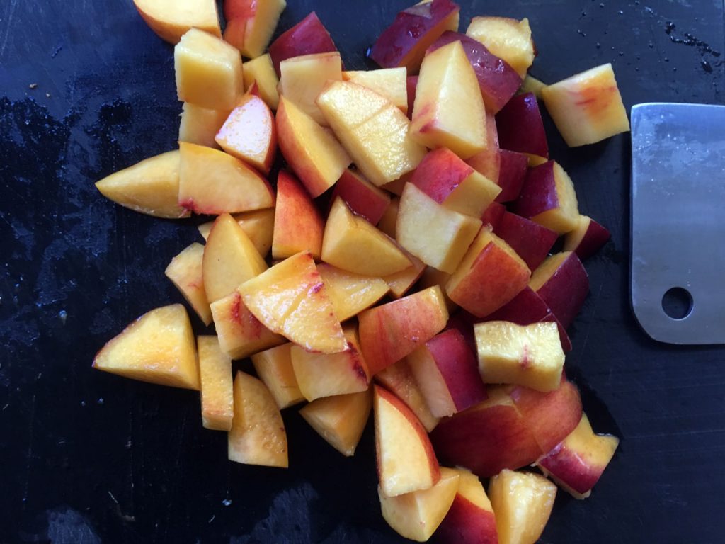 Ferskner erstatter æblerne i denne amerikanske udgave af æbleflæsk - og som det ofte er med gode ting, kan retten spises året rundt og ikke kun til jul...ho, ho, hooo