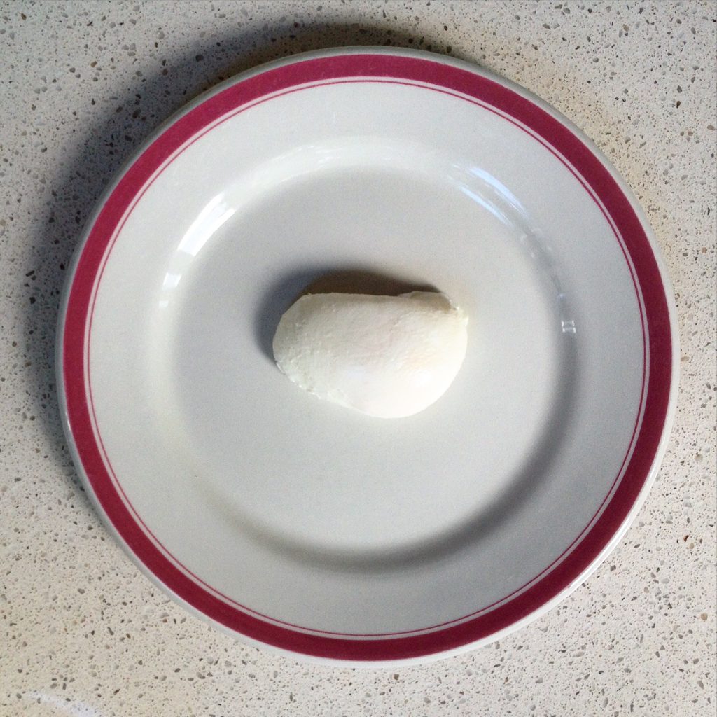 Så flot kan et æg pocheres, hvis man laver ét af gangen, og husker at swinge vandet tilpas...det er ligesom musik, hvis ikke det swinger, så bliver det nemt en omgang træskodans, og det er der ægge meget ved...