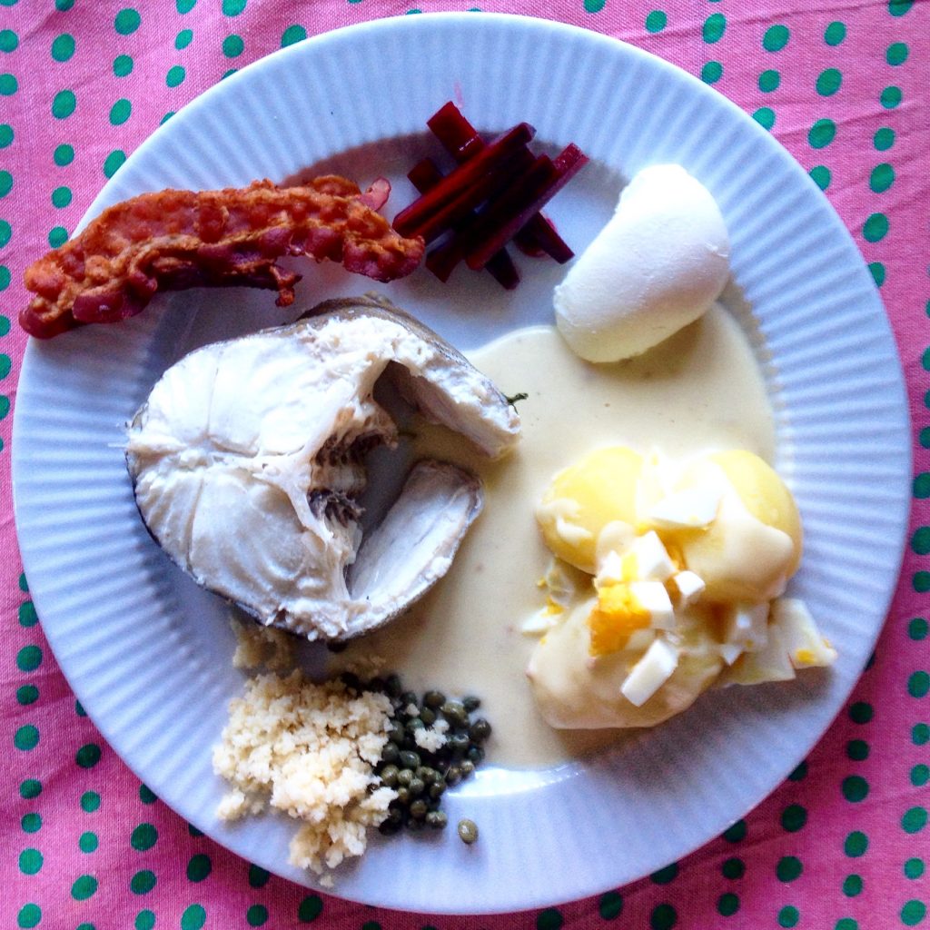 Kogt torsk med sennepsovs, eller som min franske ven insisterer på at kalde det: Morue a la Danoise. Her ses retten anlagt i en ret stor herreportion, og på fransk må det så blive til Morue a la Grand Danoise...