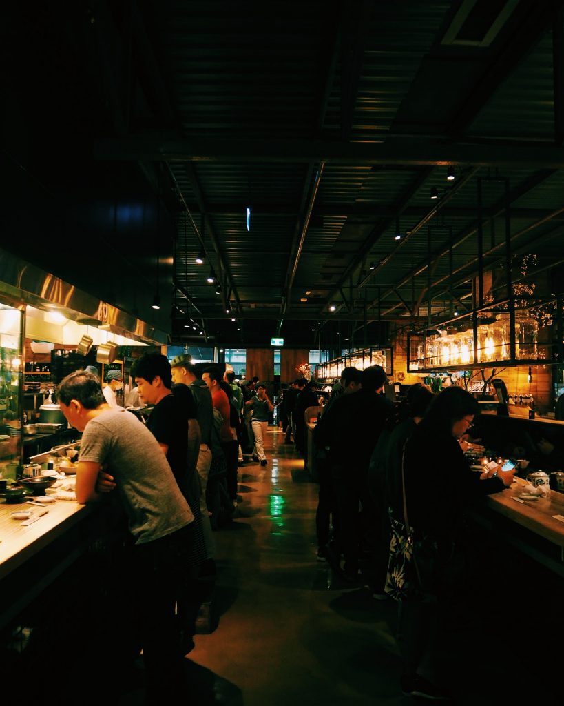 Man siger at japansk mad er sundt for krop og sjæl - måske er det fordi madglæden i Japan er helt i top. Ramen er et udbredt fænomen i Japan, det er sundt og så kan det købes 24/7 på gader, stræder og sågar i metroen.