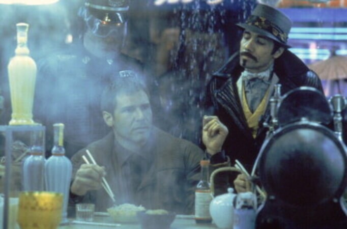 At spise steak au poivre med chopsticks kræver sin mand - her afbrydes Deckard i sit forsøg på at indtage peberbøffen med spisepinde, ubehøvlet af Lieutenant Martin "Marty" Castillo...