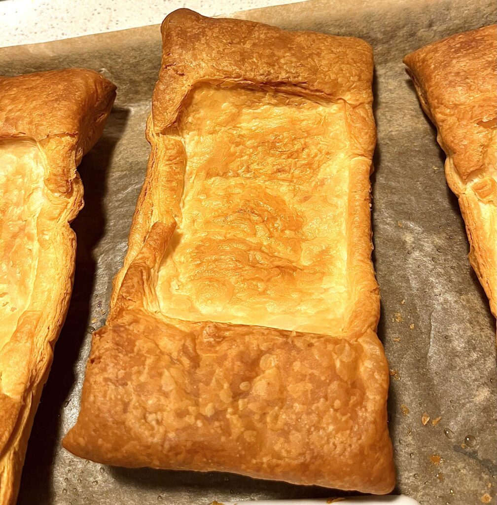 En tartelet der er sprød på alle sider og den mest lækre tartelet man kan få - her ses den i en herregårdsversion, og skal den transporteres skal vi nok bruge en volvo 740 som har et tilpas stort bagagerum.