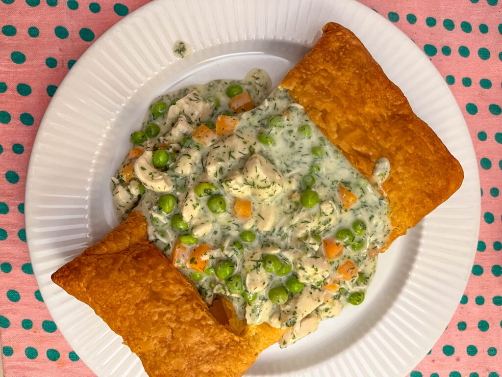 Hønsefrikassé væltet udover en gigantisk tartelet