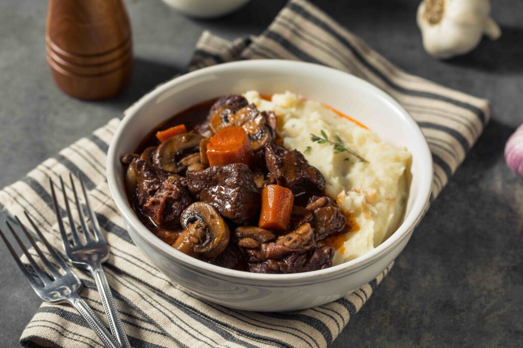 Boeuf Bourguignon er en herlig spise, med champignon, gulerødder, perleløg og dejligt mørts oksekød i en rødvins sauce.