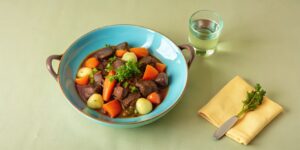 Boeuf bourguignon med en persilleske til at spise den med og et glas vand