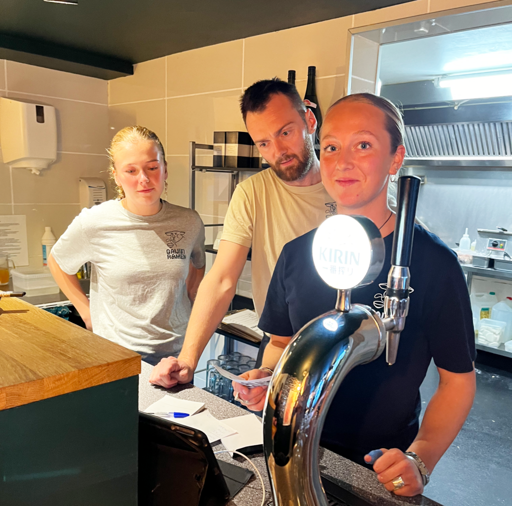 På gaijin ramen laver de selvfølgelig selv deres nudler fra bunden, og det kan smages