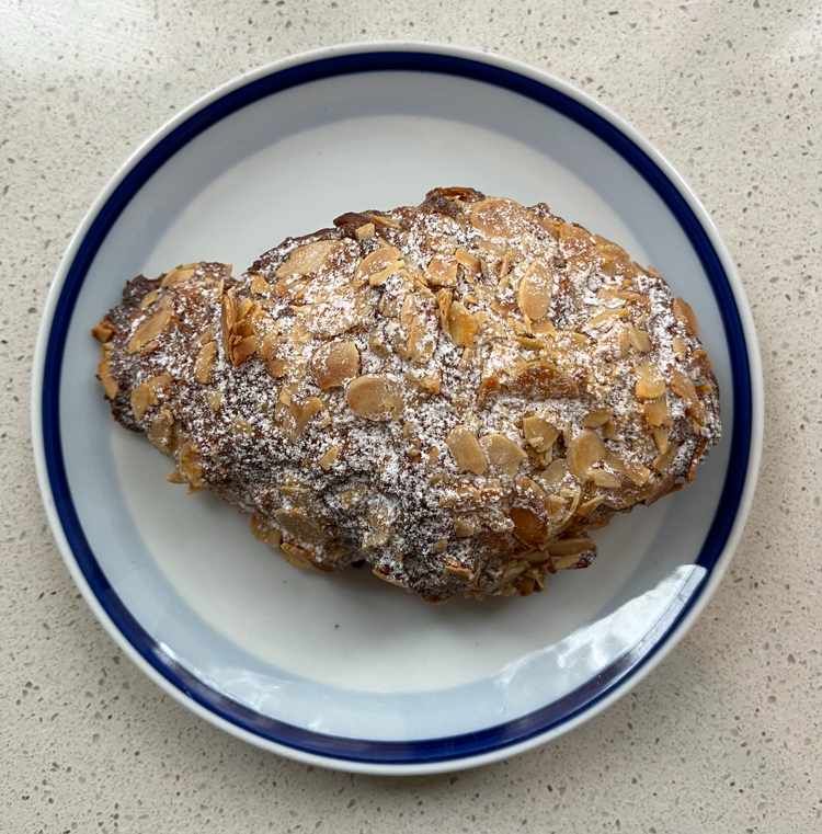 Jumbo Bakery - de laver en hæderlig mandelcroissant